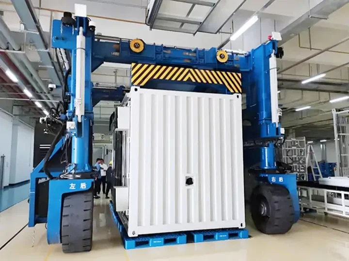 straddle carrier