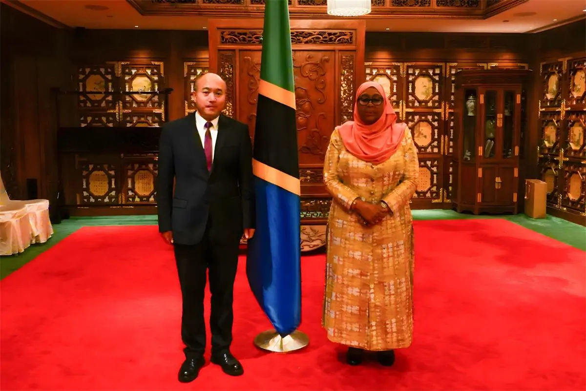 Tanzanian President Hassan and Li Guoqiang, Chairman of Weihua Group.