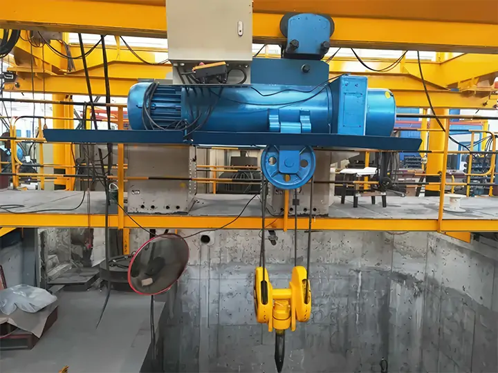 Metallurgical electric hoist